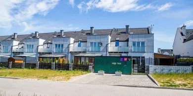 Zamiast tuj i kwiatów – paczkomat wśród domków szeregowych. Kontrowersje przy ul. Antonowicza w Olsztynie