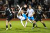 Nawet w taki sposób napastnik Stomil chciał pokonać bramkarza gospodarzy