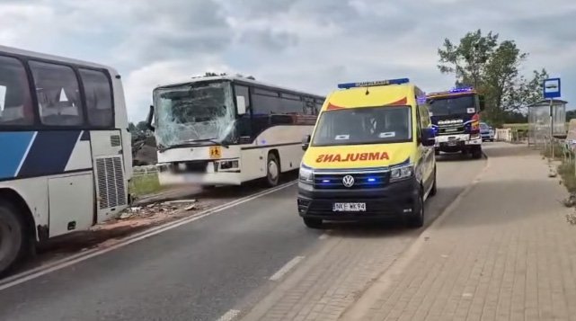 Chwile grozy na drodze nr 591. Dwa autokary z dziećmi zderzyły się pod Kętrzynem. Poszkodowana jedna osoba [WIDEO]