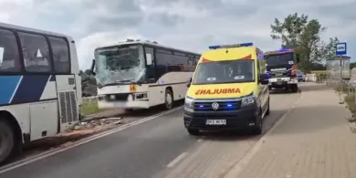 Chwile grozy na drodze nr 591. Dwa autokary z dziećmi zderzyły się pod Kętrzynem. Poszkodowana jedna osoba [WIDEO]
