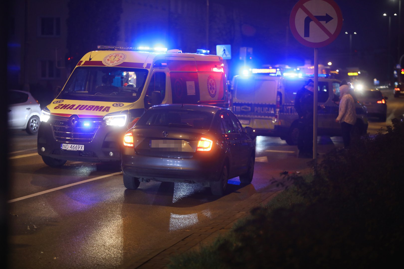 Dwie osoby w szpitalu po groźnym zderzeniu na os. Generałów. 55-latek miał wjechać na czerwonym