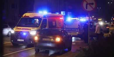 Dwie osoby w szpitalu po groźnym zderzeniu na os. Generałów. 55-latek miał wjechać na czerwonym