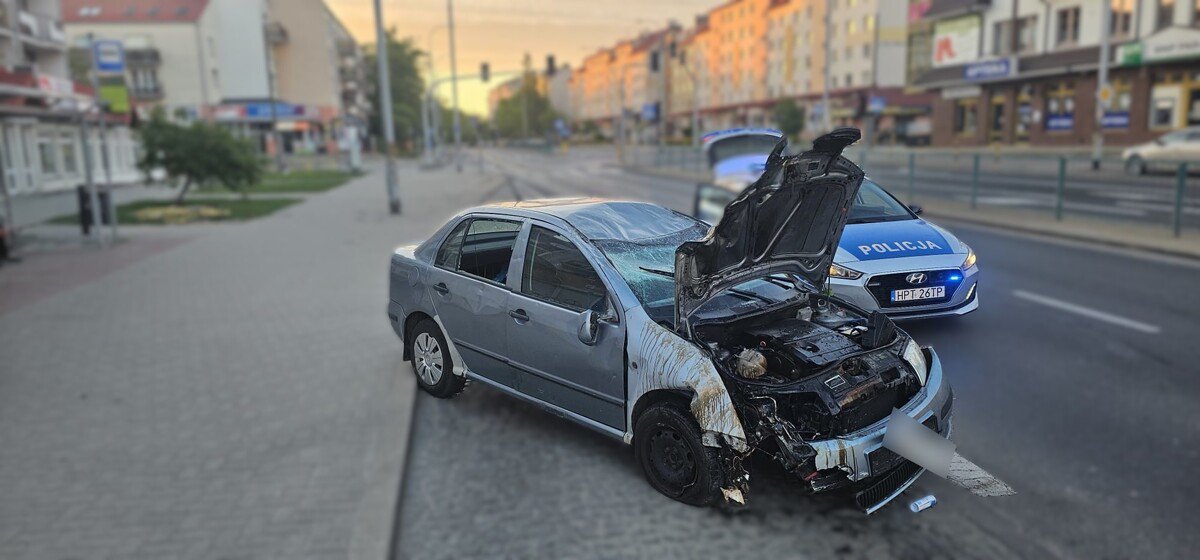 Olsztyn. Skoda wypadła z drogi i przewróciła się na bok. 22-latek z promilami tłumaczył się sennością