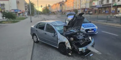 Olsztyn. Skoda wypadła z drogi i przewróciła się na bok. 22-latek z promilami tłumaczył się sennością