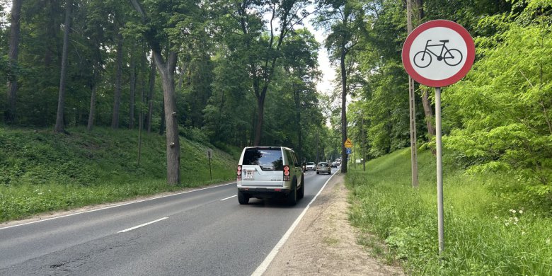 Spór o leśny odcinek DK51. Dywity chcą remontu, Olsztyn ma inne priorytety