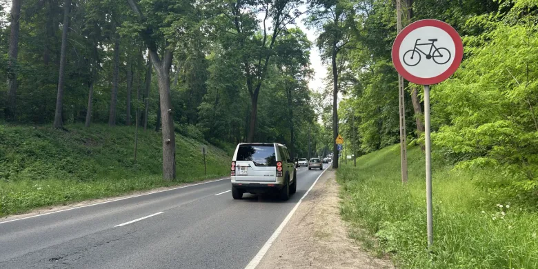Spór o leśny odcinek DK51. Dywity chcą remontu, Olsztyn ma inne priorytety