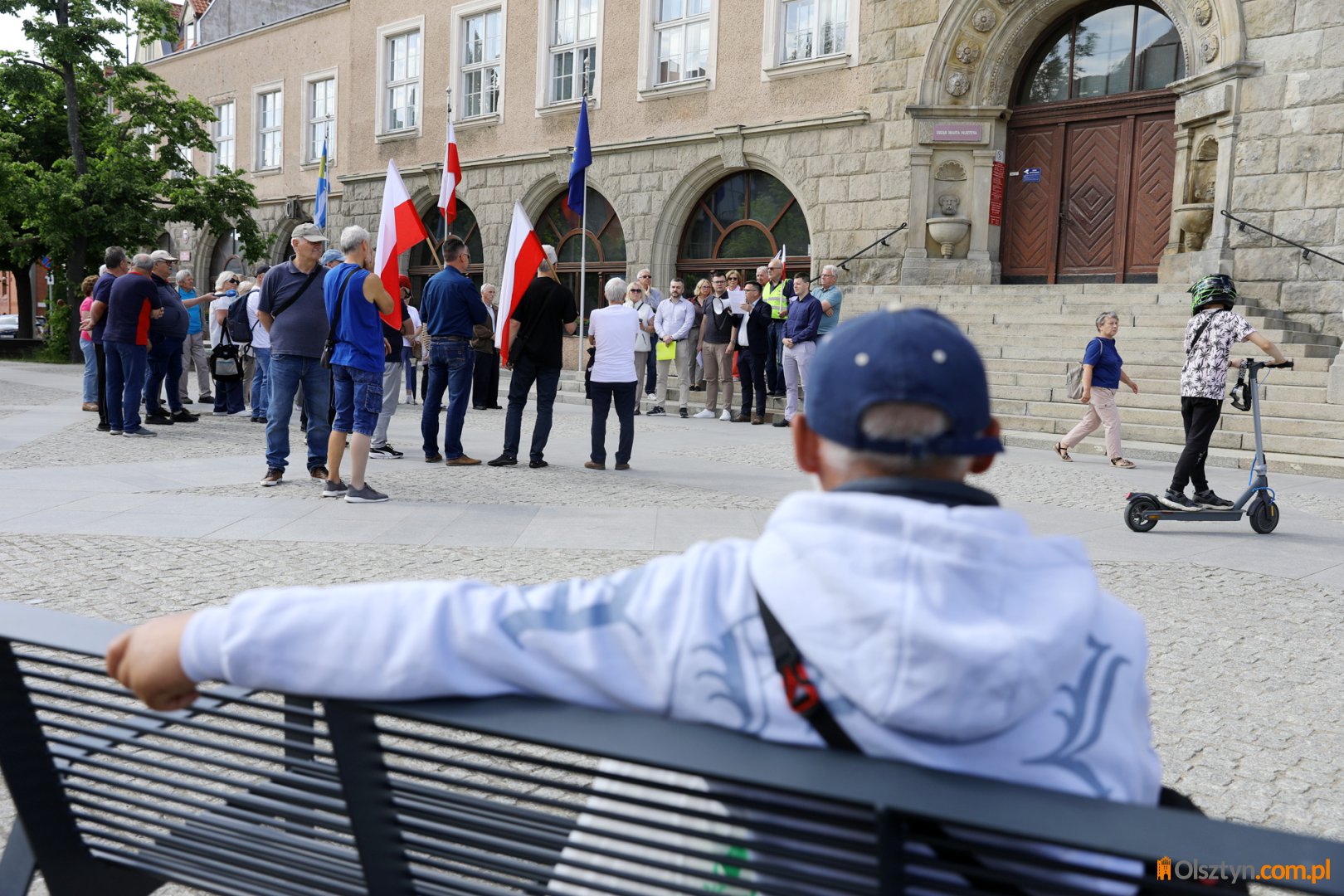 "Czujemy się oszukani". Skromny protest działaczy i sympatyków PiS przeciw podwyżkom za śmieci [ZDJĘCIA]