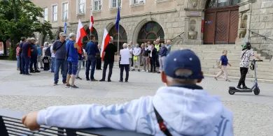 Czujemy się oszukani. Skromny protest działaczy i sympatyków PiS przeciw podwyżkom za śmieci [ZDJĘCIA]
