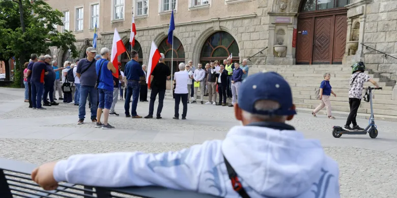 "Czujemy się oszukani". Skromny protest działaczy i sympatyków PiS przeciw podwyżkom za śmieci [ZDJĘCIA]