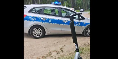 Gmina Jonkowo. 67-latek ruszył hulajnogą elektryczną w trasę drogą wojewódzką. Przejażdżkę przerwała policja