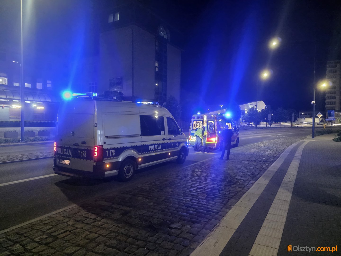 Olsztyn. Leżał na jezdni przy poczcie. Policja odkryła, co wydarzyło się chwilę wcześniej