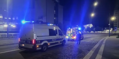 Olsztyn. Leżał na jezdni przy poczcie. Policja odkryła, co wydarzyło się chwilę wcześniej