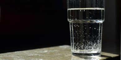 Artykuł: Pół litra wody z kranu w restauracjach bez opłat. Kiedy nowe przepisy mogą wejść w życie?