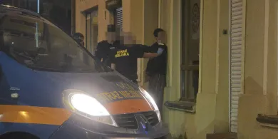 Nocne zakłócanie porządku publicznego na starówce. Zatrzymano 20-latka z zielonym suszem