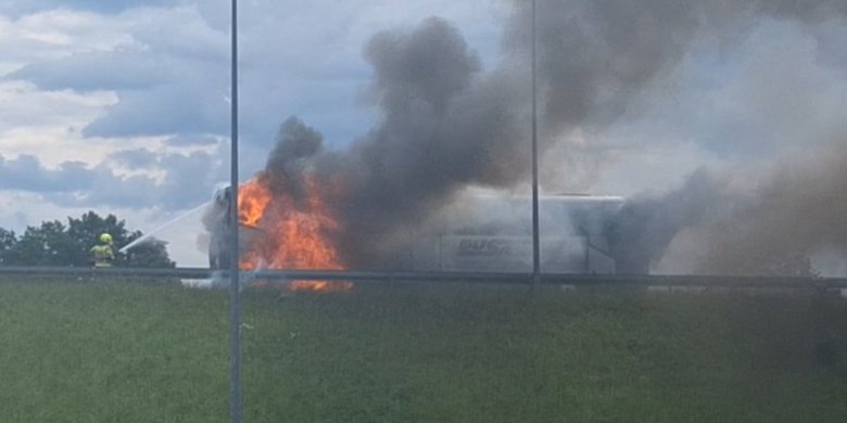 Pożar autobusu na DK 16 na wysokości Barczewa [WIDEO]