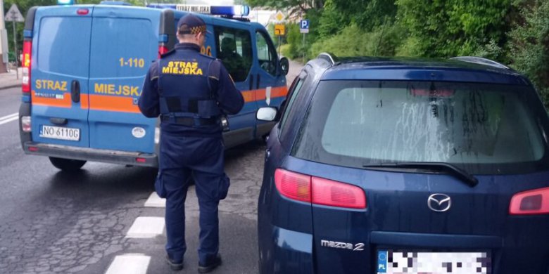 Chwiejnym krokiem do auta, zygzakiem po ulicy. Strażnicy miejscy zatrzymali pijanego kierowcę na os. Grunwaldzkim