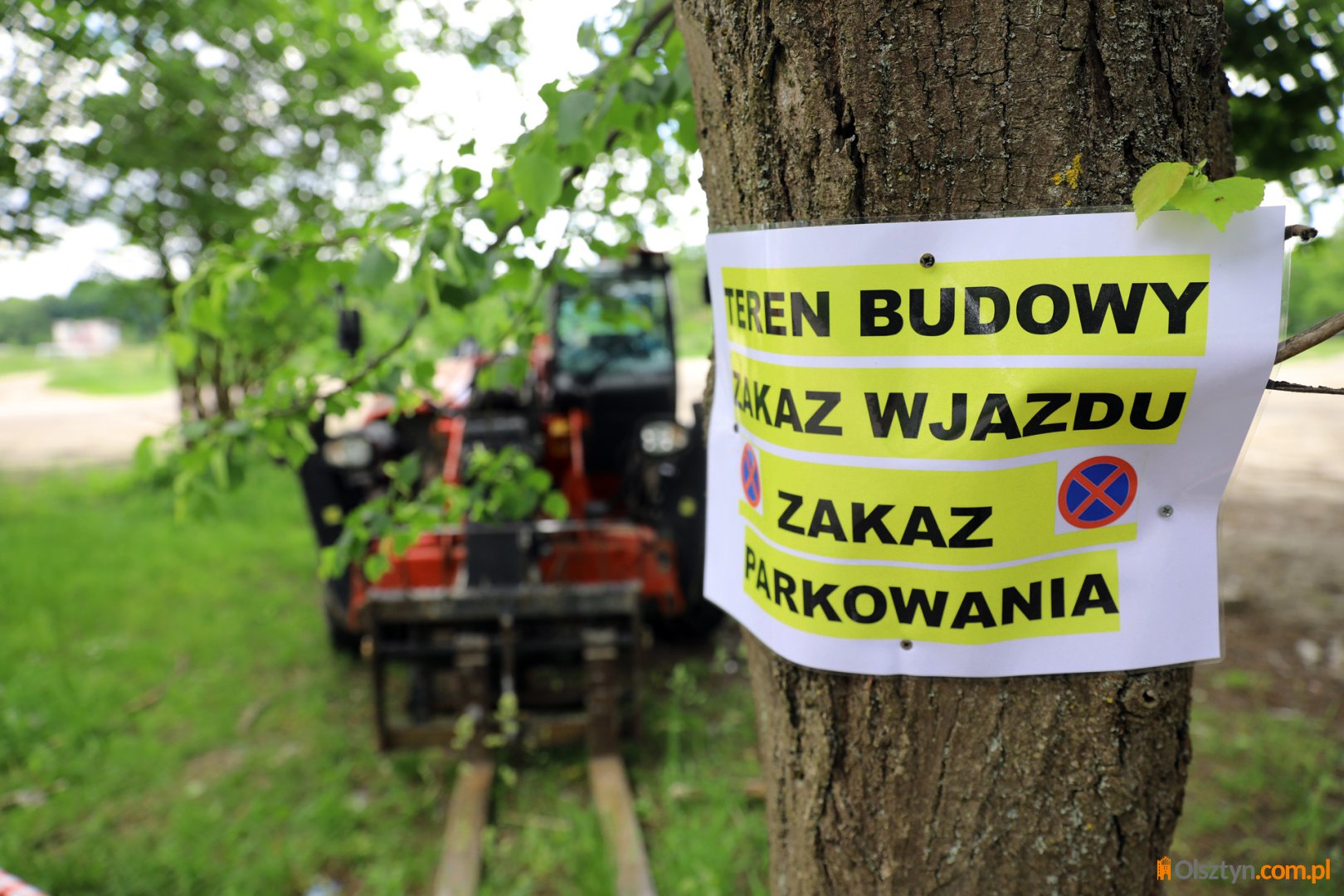 Pierwszy widoczny etap inwestycji. Ogrodzono teren pod budowę Ośrodka Szkolenia Piłkarskiego przy al. Sybiraków [ZDJĘCIA]