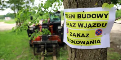 Pierwszy widoczny etap inwestycji. Ogrodzono teren pod budowę Ośrodka Szkolenia Piłkarskiego przy al. Sybiraków [ZDJĘCIA]