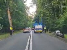 Trzeźwy kierowca wjechał do rowu na al. Wojska Polskiego. Wiemy, jak się tłumaczył [WIDEO]