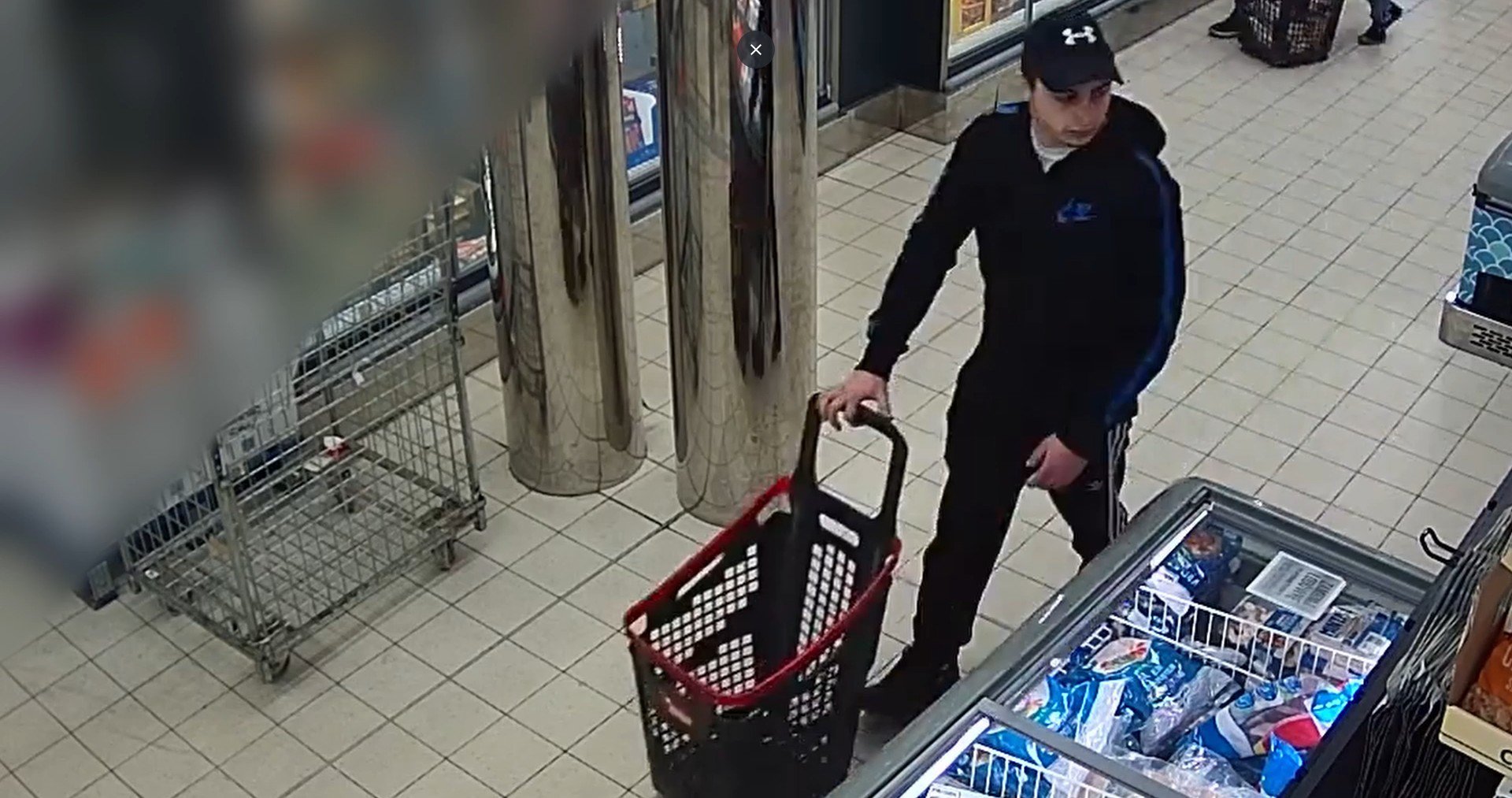 Olsztyn. Ominął kasy szerokim łukiem i "zawinął" towar za 1300 zł. Teraz szuka go policja [WIDEO]