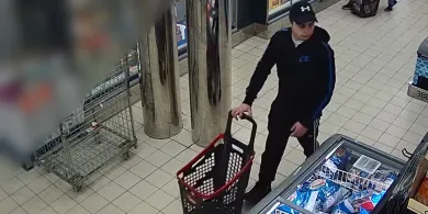 Olsztyn. Ominął kasy szerokim łukiem i zawinął towar za 1300 zł. Teraz szuka go policja [WIDEO]