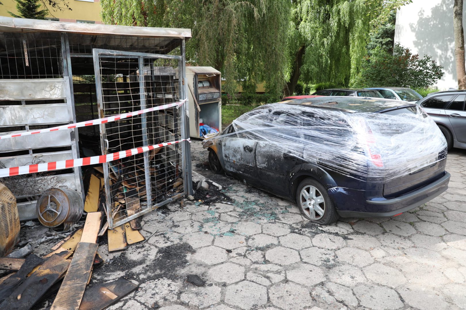 Pożar wiaty śmietnikowej przy ul. Jasnej to nie wyjątek. Od maja w Olsztynie doszło do 19 podobnych zdarzeń [ZDJĘCIA, WIDEO]