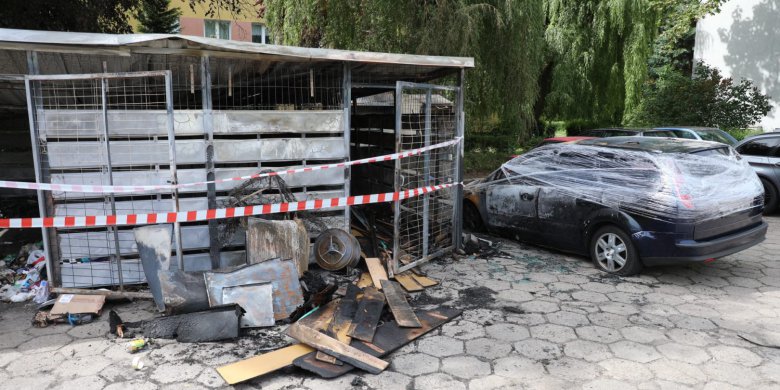 Artykuł: Pożar wiaty śmietnikowej przy ul. Jasnej to nie wyjątek. Od maja w Olsztynie doszło do 19 podobnych zdarzeń [ZDJĘCIA, WIDEO]
