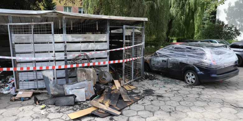 Pożar wiaty śmietnikowej przy ul. Jasnej to nie wyjątek. Od maja w Olsztynie doszło do 19 podobnych zdarzeń [ZDJĘCIA, WIDEO]