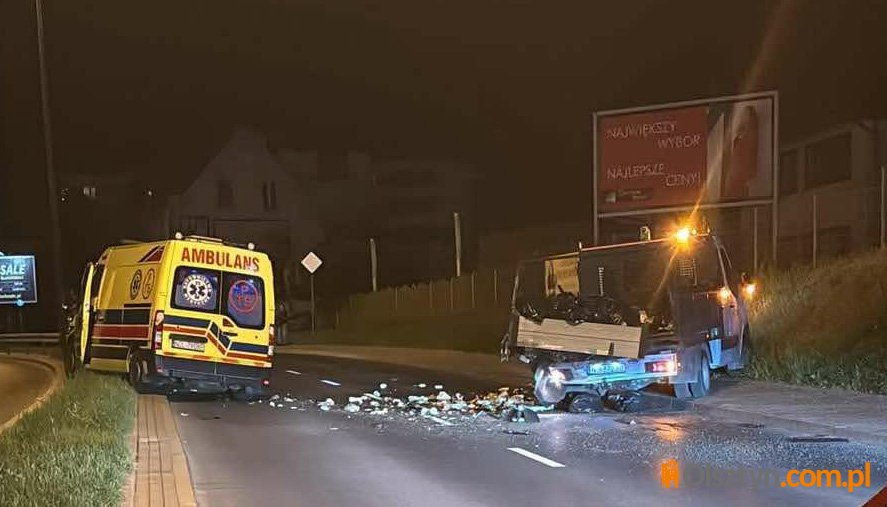 Groźne zdarzenie z udziałem karetki transportowej i samochodu komunalnego na os. Kościuszki. Poszkodowany ratownik [ZDJĘCIA]