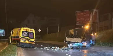 Groźne zdarzenie z udziałem karetki transportowej i samochodu komunalnego na os. Kościuszki. Poszkodowany ratownik [ZDJĘCIA]