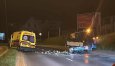 Nocny wypadek karetki transportowej przewożącej seniorkę na os. Kościuszki w Olsztynie. Poszkodowany ratownik medyczny