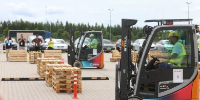 Operatorzy wózków widłowych z całej Polski przyjechali do Ameryki k. Olsztynka. Walczyli o tytuł mistrza i pieniądze [ZDJĘCIA, WIDEO]