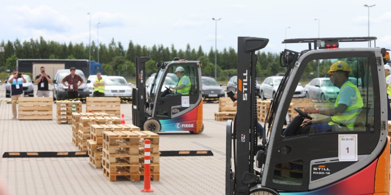 Artykuł: Operatorzy wózków widłowych z całej Polski przyjechali do Ameryki k. Olsztynka. Walczyli o tytuł mistrza i pieniądze [ZDJĘCIA]