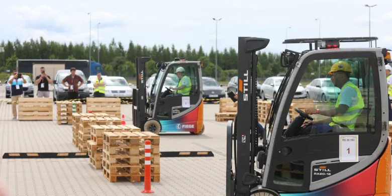 Operatorzy wózków widłowych z całej Polski przyjechali do Ameryki k. Olsztynka. Walczyli o tytuł mistrza i pieniądze [ZDJĘCIA, WIDEO]