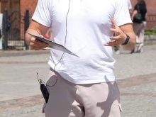 Tomasz Dorożała "wypędzał demony" na olsztyńskiej starówce. Uzdrowiciel czy hochsztapler? [WIDEO]