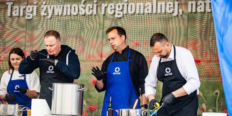 Artykuł: Regionalne smaki i kulinarne show z Jakubem Kuroniem na olsztyńskiej starówce. Tak wyglądały targi żywności [ZDJĘCIA]