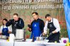 Jednym z głównych punktów programu było wspólne gotowanie Jakuba Kuronia (w niebieskim farutchu) marszałkiem województwa, Marcinem Kucińskim i prezydentem Olsztyna, Robertem Szewczykiem