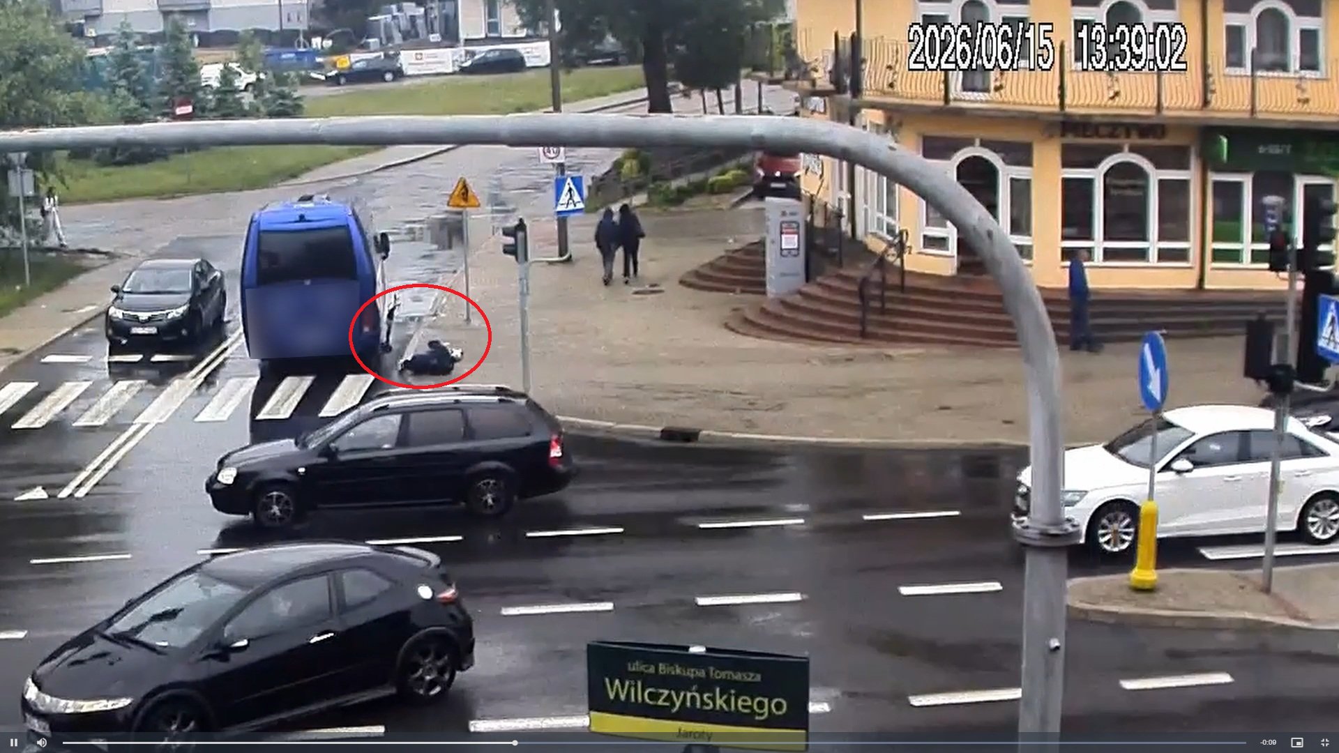 Spotkanie hulajnogi z Iveco na Jarotach. Nastolatek w kasku miał sporo szczęścia [WIDEO]