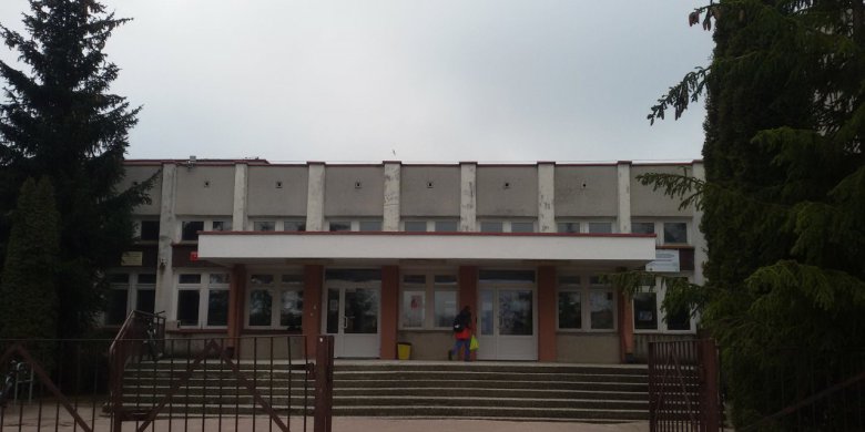 Artykuł: Jest aż tak źle? Na Zrzutce zbierają pieniądze na remont sali do języka polskiego w SP 34 w Olsztynie