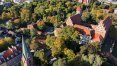 Widok z lotu ptaka na olsztyński zamek i amfiteatr