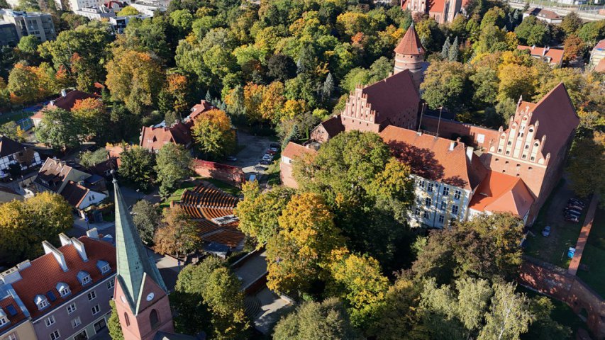 Zamek Kapituły Warmińskiej w Olsztynie słabo wyeksponowany? W planach jest wycinka drzew