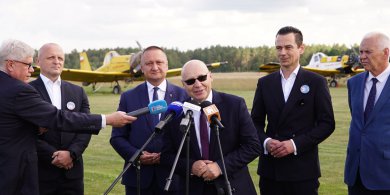 Artykuł: Lotnicze święto wraca do Gryźlin. Będą akrobacje, fajerwerki i skoki spadochronowe [PEŁNY PROGRAM, WIDEO]