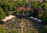 Piknik przed Pałacem w Łężanach (wizualizacja AI)
