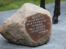 Farba, znicze i zdjęcie zabitych zwierząt. Protest wokół rzeźby jelenia w parku centralnym przybiera na sile