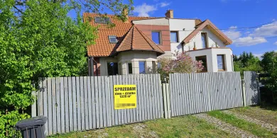 Kiedyś obiekt żartów, dziś wystawiony do sprzedaży. Pół bliźniaka w Dorotowie czeka na kupca