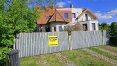 Na płocie domu od kilku miesięcy wisi oferta sprzedaży