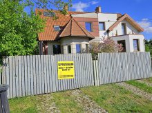 Kiedyś obiekt żartów, dziś wystawiony do sprzedaży. Pół bliźniaka w Dorotowie czeka na kupca