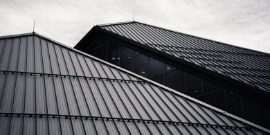 Artykuł: Profesjonalne mycie dachu – kiedy warto zlecić je specjalistom?