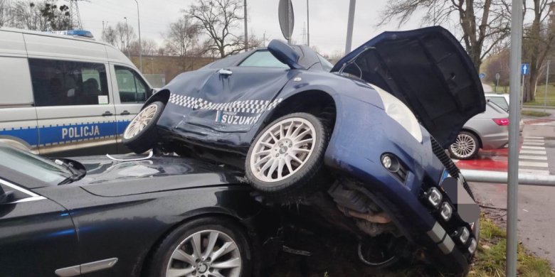 Artykuł: 44 kolizje, 2 wypadki i 8 pijanych kierowców. Policja podsumowała weekend na drogach regionu