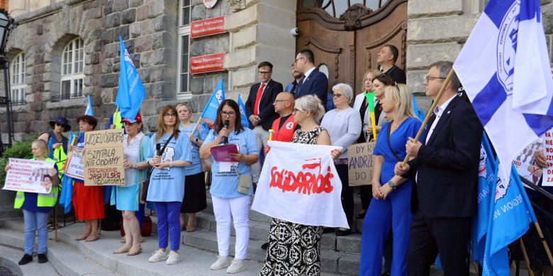 Artykuł: Pikieta przed urzędem marszałkowskim. Protestujący alarmują ws. konsolidacji szpitali [ZDJĘCIA, WIDEO]